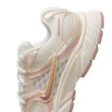 Nike 女士轻便缓冲休闲运动鞋，舒适低帮系带户外/旅行鞋，透气跑步运动鞋 - 金屬銀/珍珠灰/珍珠白/微粒粉 - 查看 9