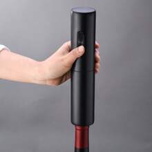 Apribottiglie per vino, ideale per feste e appassionati di vino - regalo gadget da cucina, cavatappi e decanter facili da usare, a batteria (batterie non incluse). Disponibile in versione set e singola. Il set include: apribottiglie, tagliatore di stagnola, versatore, tappo a vuoto estraibile, base di stoccaggio.