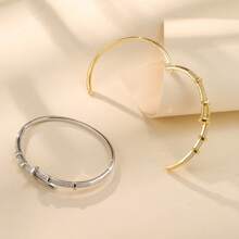 1 Peça Pulseira Feminina Banhada a Ouro 18k, Exalando Charme em Cada Gesto. Seja Combinada com uma Camiseta Casual e Denim ou um Vestido Preto Pequeno Formal, Ela Pode Adicionar um Toque de Estilo ao Seu Visual Geral, Criando Facilmente Sua Própria Moda Única.