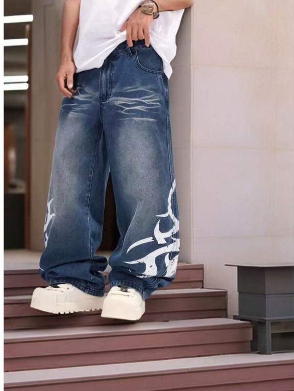 Jean ample à jambe large pour homme avec un lavage de rue en denim et un motif d'onde d'eau et de totem, polyvalent
