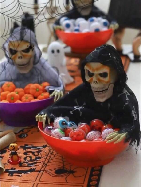 QileQPet Joyful Halloween Ornament Fruits Tray Scary Screaming Luminous Eye Swinging Skull Decorative Candy Organizer For Party Restaurant