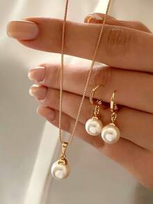 [French Elegant Pearl Set] 18K Gold-Plated Clavicle Chain + Earrings, Two-Piece Set, Round Pearl Pendant For A Noble Look! Classic And Versatile, Suitable For Commuting, Dating, And Work Wear, The First Choice For Girlfriends' Birthday Gifts~ Small Luxury And Not A Hit Style, Put It On And You Will Instantly Become A Gentle And Elegant Beauty, A Must-Have Exquisite Combination For Jewelry Lovers This Summer! - 金色 - 查看 10