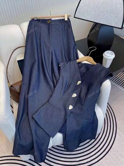Abito da donna elegante e professionale, con vestaglia e pantaloni, di stile sofisticato e maturo, con sensazione di vento leggero, colore blu