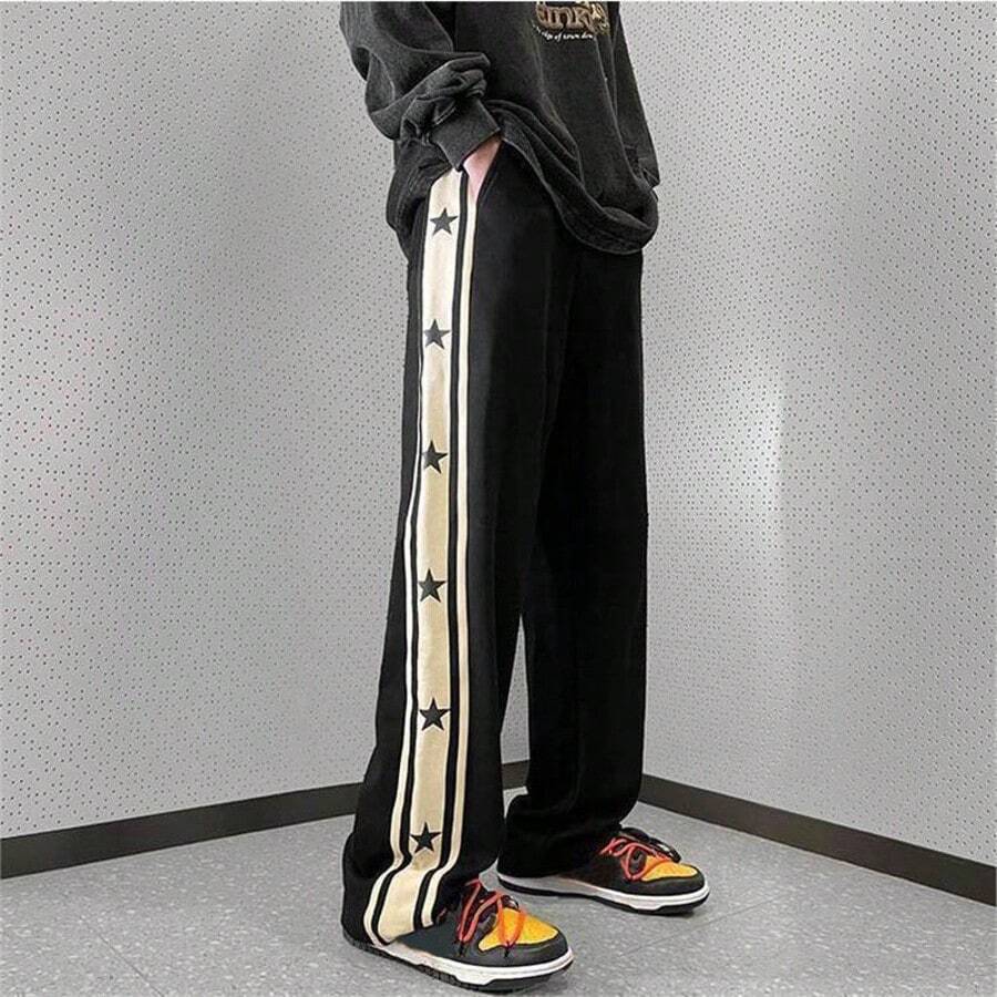 Pantalones de hombre con diseño de patrón de stars y ribete de contraste, estilo holgado tipo paracaídas y largo, color negro liso para salir - Negro - Ver 1
