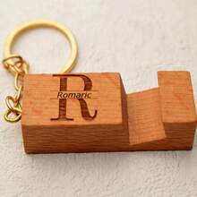 定制 1 件木质手机支架/钥匙扣 - 雕刻字母风格 - 个性化旅行必备 - 带饰物的手机/Kindle 握把 - 男女通用节日配件 - 圣诞节/情人节礼物