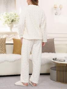 Elegancka biała pluszowa piżama – miękki i wygodny zestaw do spania dla kobiet, ubrania na jesień