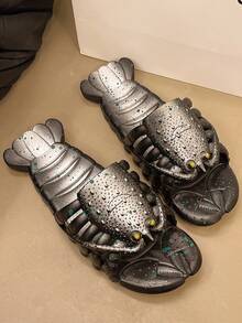 男士塑料拖鞋，情侣款搞怪卡通龙虾拖鞋，休闲家居拖鞋，配色简洁，脚感舒适，时尚舒适，适用于浴室、沙滩及日常场景，轻便实用的室内鞋，休闲沙滩度假搞怪卡通平底拖鞋，男士休闲凉鞋 - 黑色 - 查看 4