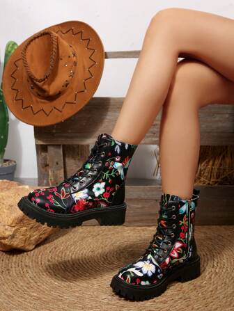 女士时尚印花圆头系带侧拉链粗跟中筒靴，运动朋克风，适合户外、居家、节日、秋冬季穿着。新款柔软PU材质，百搭舒适，平底/高跟可选，随机印花图案。