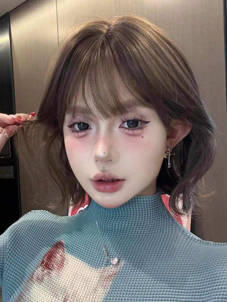 12 英寸棕色短鲍勃卷发假发，适合女士 - 适度时尚卷发假发，带刘海，柔软丝滑，耐热合成纤维假发，适合日常使用，非常适合节日音乐节庆祝活动、樱花庆典、毕业礼物和送给朋友的礼物假发配件 - 棕色 - 查看 1