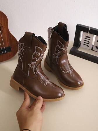 1双儿童时尚休闲牛仔靴，儿童秋冬刺绣中筒复古靴，儿童V型厚筒短靴