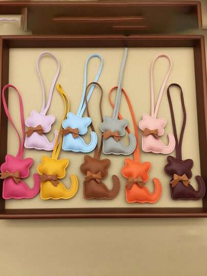 1個 エレガントな猫のチャーム - PUレザーキーチェーン&バッグペンダント ブラウンリボン付き、女性や女の子に可愛い猫のデコレーション - バレンタイン、誕生日、日常使いや特別な機会のプレゼントに最適、猫のジュエリー、スタイリッシュなキーチェーンアクセサリー、装飾的なリボンディテール、洗練された職人技