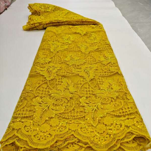 1 Yarda / 5 Yardas Tela de encaje bordada africana para novia de alta calidad con lentejuelas. Tela de encaje de alta calidad de Nigeria adecuada para fiestas de boda femeninas, baile, con patrón de flores tridimensionales. Material de aplicación y bordado para manualidades. Admite costura y requiere limpieza en seco.