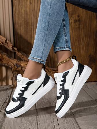 Nouvelles chaussures plates de skate pour femmes, chaussures de sport décontractées à lacets basses et confortables, baskets de skate légères convenant pour les déplacements quotidiens et les activités de plein air, portables en toutes saisons