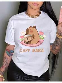 .Mujer Camiseta de mujer México Envío Tela transpirable de alta calidad Manga suelta Estampado de  Lavado a máquina Fresco Deportes Cuello redondo Casual Manga corta Versátil Nueva Era  Lavable a máquina, top casual de cuello redondo de deportes de trabajo estudiantil, moda cómoda y moderna |vestidos de mujer verano almacen localCamisa de algodón cómoda con dibujo de capybara bebiendo té de tapioca y flores, con el texto "CAPY BARA" que es perfecta para mostrar tu estilo único y divertido - Blanco - Ver 1