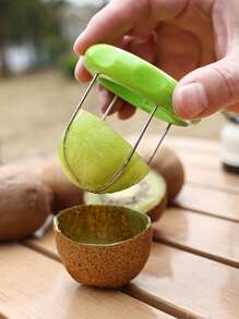 1 Stück Kreative Kiwi Schälmaschine, Obstschäler. 2-in-1 Edelstahl Kiwi Schäler, einfach zu greifen. Dieser tragbare Edelstahl Grüne Schäler ist ein multifunktionaler Obstschäler und Entsamenungswerkzeug, das leicht mitzunehmen ist. Sehr geeignet für Outdoor-Picknicks oder Camping