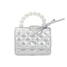 MINISO Sanrio Hello Kitty 银色珍珠链条斜挎包，采用经典绗缝图案搭配珍珠手柄和精致的 Hello Kitty 徽章，时尚百搭，非常适合日常外出、派对（1 件） - 銀色 - 查看 5