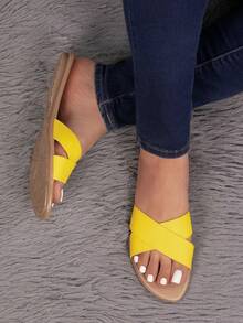 Sandalias planas de mujer con punta redonda, tiras cruzadas, estilo minimalista, cómodas para uso diario y playa - Amarillo - Ver 2