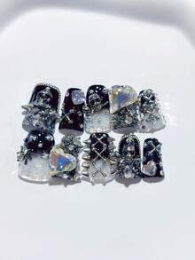 10 件 Y2K Nails 鸭嘴哥特朋克黑白手工指甲返校，带有金属骷髅、银色铆钉、黑色蜘蛛、白色蕾丝印花、心形钻石装饰；美甲用品、亚克力按压指甲自制指甲 DIY、美甲、亚克力假指甲；适合节日、派对、日常佩戴；包含 1 个指甲贴纸和 1 个迷你锉刀 - 黑與白 - 查看 1