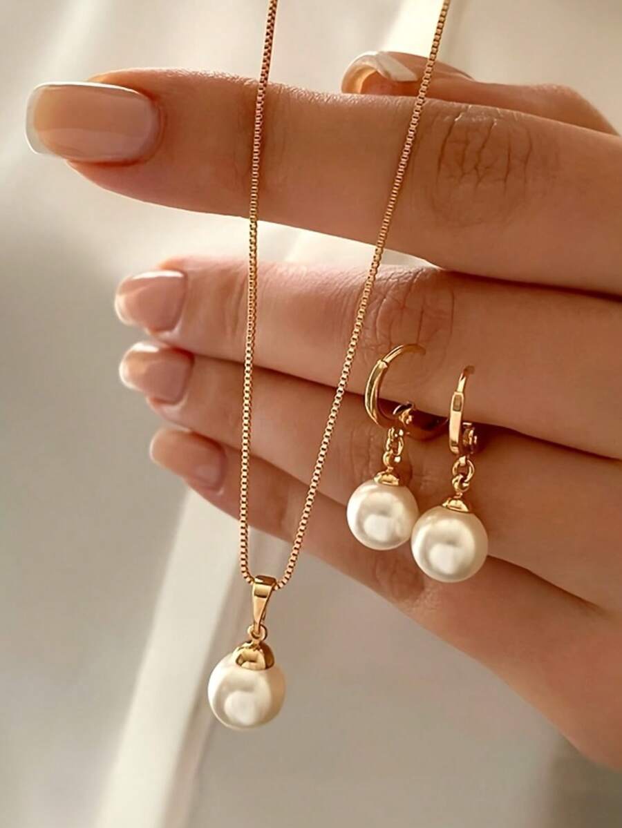[French Elegant Pearl Set] 18K Gold-Plated Clavicle Chain + Earrings, Two-Piece Set, Round Pearl Pendant For A Noble Look! Classic And Versatile, Suitable For Commuting, Dating, And Work Wear, The First Choice For Girlfriends' Birthday Gifts~ Small Luxury And Not A Hit Style, Put It On And You Will Instantly Become A Gentle And Elegant Beauty, A Must-Have Exquisite Combination For Jewelry Lovers This Summer! - 金色 - 查看 1