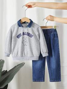 2 件套幼儿男童套装 - 可爱卡通字母印花拼接 Polo 领运动衫和时尚蓝色牛仔裤，春秋季 - 淺灰色 - 查看 2