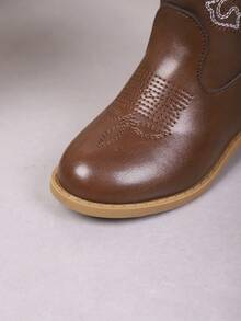 1双儿童时尚休闲牛仔靴，儿童秋冬刺绣中筒复古靴，儿童V型厚筒短靴