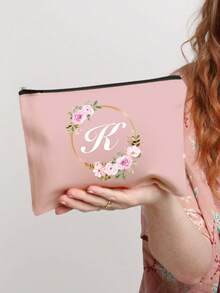 Geantă de machiaj portabilă cu inițiale imprimate și model de coroane florale, geantă mică portabilă, potrivită pentru cadouri, ambalaj mic de călătorie, geantă de depozitare ușoară, geantă de călătorie cu fermoar - perfectă pentru călătorii și petreceri de vacanță, geantă de machiaj de sărbători - cadou perfect pentru prieteni, familie sau pentru sine - geantă de călătorie, potrivită atât pentru bărbați, cât și pentru femei, organizator de machiaj esențial pentru călătorie, geantă de călătorie pentru femei