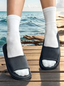 新品上市！时尚流行的春秋男士拖鞋。简约休闲的运动风格。采用EVA材质，柔软舒适轻便。防滑耐磨，防臭，快干，易于清洁，适合浴室使用。男女通用拖鞋，室内外均可穿着。