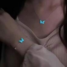 Collar con mariposa que brilla en la oscuridad - Diseñado con una mariposa azul luminosa, elegante pulsera para mujeres, estilo naturaleza cadena de clavícula Aurora