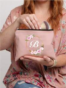 Geantă de machiaj portabilă cu inițiale imprimate și model de coroane florale, geantă mică portabilă, potrivită pentru cadouri, ambalaj mic de călătorie, geantă de depozitare ușoară, geantă de călătorie cu fermoar - perfectă pentru călătorii și petreceri de vacanță, geantă de machiaj de sărbători - cadou perfect pentru prieteni, familie sau pentru sine - geantă de călătorie, potrivită atât pentru bărbați, cât și pentru femei, organizator de machiaj esențial pentru călătorie, geantă de călătorie pentru femei