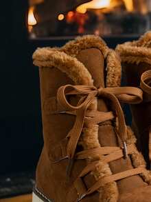 Botas de neve femininas marrons de cano médio, modelo 2025, com bico redondo, cadarço, forro térmico, forro de pele grossa, quentes, versáteis, em camurça, plataforma, tamanhos grandes, botas de inverno de cano curto, leves e antiderrapantes. - Castanho - Ver 5