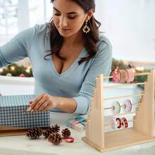 1 pezzo Organizer verticale da tavolo in legno per fili, portabobine per cucito, confezione regalo, nastri e filati, forniture per hobby, accessori per capelli, con portabobine, portanastri, organizer per nastri di carta, espositore per forniture da cucito, portaoggetti multifunzione per gioielli, organizer per accessori per capelli, adatto per stanza hobbistica fai-da-te, panificio, fiorista e uso domestico quotidiano - Multicolore - Visualizzare 12