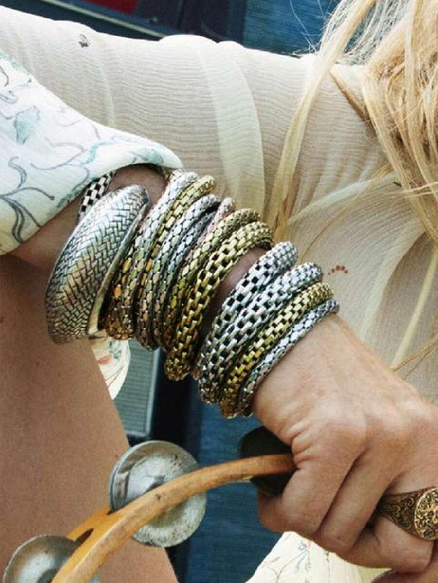 4 Pcs Oversized Chunky Resin Cuff Bangles Set, Minimalist Stackable Golden Color Metal Wheels Bracelets Set, Women Fashionable Jewelry Set For Daily Wear, Dating, Party