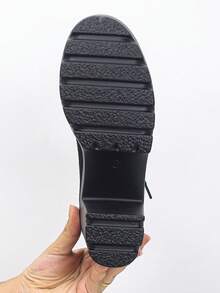 بوت أنيق قصير للنساء موديل 2025، لون أحادي الألوان، كاجوال بنعل عالي مقاوم للماء وذو منصة، مناسب للعطلات والأعراس والحفلات في فصلي الخريف والشتاء، ملابس الحفلات