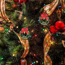 5/10 Mini Weihnachtskränze, mit roten Schleifen und goldenen Glocken für festliche Dekorationen, perfekt zum Aufhängen an Weihnachtsbäumen, zum Dekorieren von Geschenken und zum Dekorieren von Hausfenstern, um eine festliche Atmosphäre zu schaffen. Sie sind ideale künstliche Handwerks-Kränze für Weihnachten, Halloween, Thanksgiving, Neujahr, Geburtstage und andere Feiertage. Sie machen ein perfektes Geschenk für Ihre Lieben und Freunde.