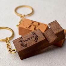 定制 1 件木质手机支架/钥匙扣 - 雕刻字母风格 - 个性化旅行必备 - 带饰物的手机/Kindle 握把 - 男女通用节日配件 - 圣诞节/情人节礼物