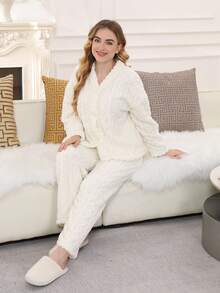 Elegancka biała pluszowa piżama – miękki i wygodny zestaw do spania dla kobiet, ubrania na jesień