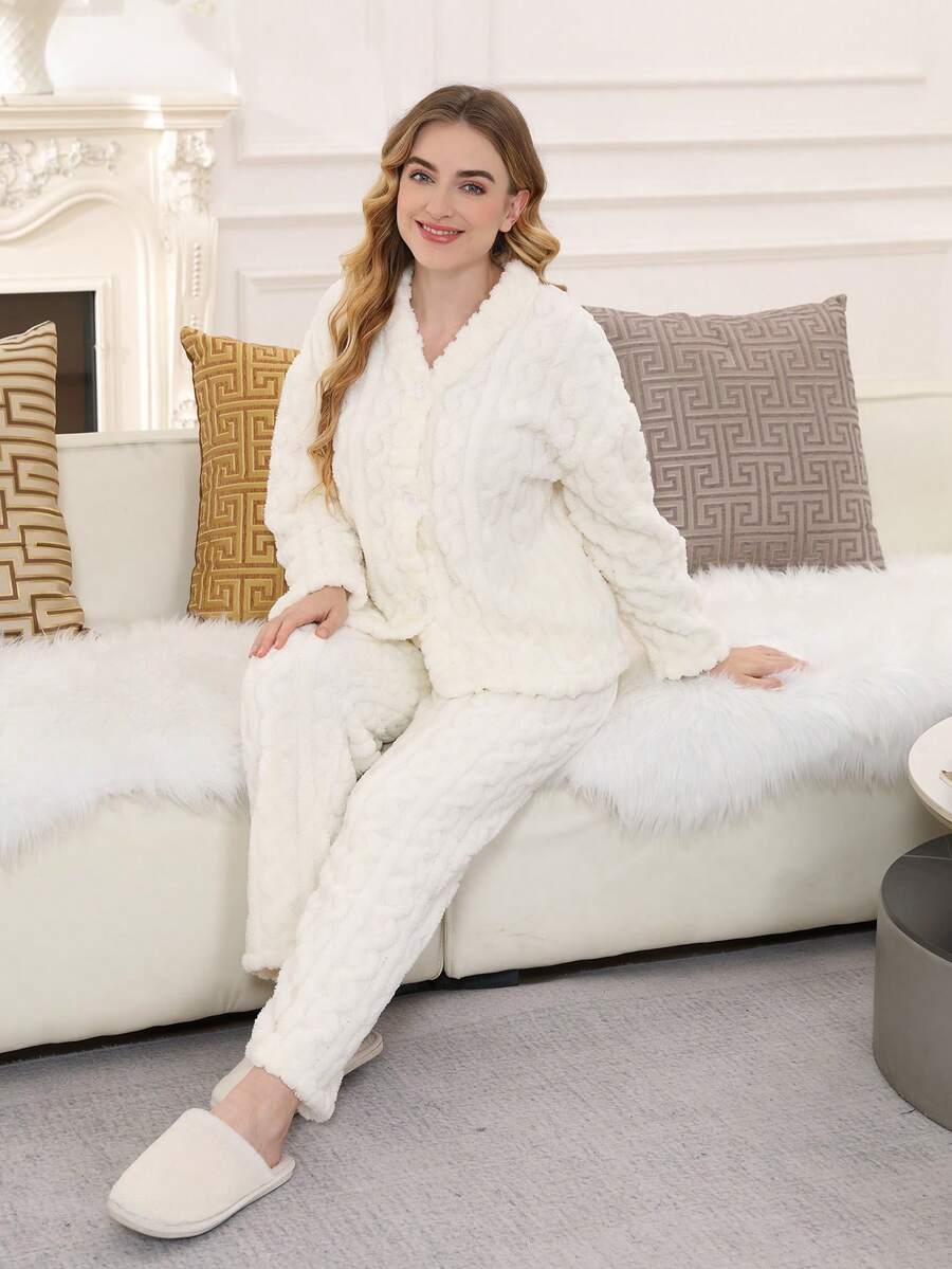 Elegancka biała pluszowa piżama – miękki i wygodny zestaw do spania dla kobiet, ubrania na jesień