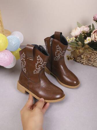 1双儿童时尚休闲牛仔靴，儿童秋冬刺绣中筒复古靴，儿童V型厚筒短靴