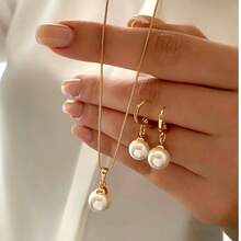 [French Elegant Pearl Set] 18K Gold-Plated Clavicle Chain + Earrings, Two-Piece Set, Round Pearl Pendant For A Noble Look! Classic And Versatile, Suitable For Commuting, Dating, And Work Wear, The First Choice For Girlfriends' Birthday Gifts~ Small Luxury And Not A Hit Style, Put It On And You Will Instantly Become A Gentle And Elegant Beauty, A Must-Have Exquisite Combination For Jewelry Lovers This Summer! - 金色 - 查看 3