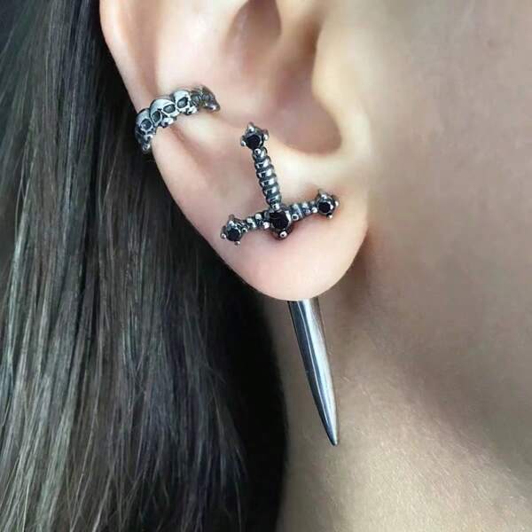 Pendientes con forma de espada de estilo gótico retro, neutros en cuanto al género, adecuados tanto para hombres como para mujeres. Apropiados para fiestas de festivales y eventos de baile como pendientes decorativos.