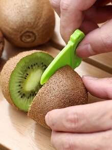 1 Stück Kreative Kiwi Schälmaschine, Obstschäler. 2-in-1 Edelstahl Kiwi Schäler, einfach zu greifen. Dieser tragbare Edelstahl Grüne Schäler ist ein multifunktionaler Obstschäler und Entsamenungswerkzeug, das leicht mitzunehmen ist. Sehr geeignet für Outdoor-Picknicks oder Camping