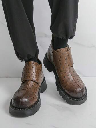 男士厚底德比靴，鸵鸟压纹，英伦风格钩环摩托车靴，时尚靴子