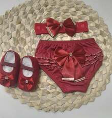 Kit Calcinha Bunda Rica Babado Bebê Menina Tapa Fralda Infantil  com Tiara e Sapatinho Luxo com Laço Strass - bordô - Visão 2