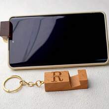 定制 1 件木质手机支架/钥匙扣 - 雕刻字母风格 - 个性化旅行必备 - 带饰物的手机/Kindle 握把 - 男女通用节日配件 - 圣诞节/情人节礼物