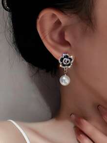 1 对简约黑玫瑰仿珍珠花耳钉，优雅精致的女士花卉耳环，适合日常佩戴和节日