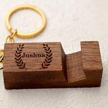 定制 1 件木质手机支架/钥匙扣 - 雕刻字母风格 - 个性化旅行必备 - 带饰物的手机/Kindle 握把 - 男女通用节日配件 - 圣诞节/情人节礼物