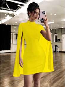 Vestido Corto Ajustado de Mangas Tipo Capa SemiTransparentes con Cuello Alto para Mujer - Amarillo - Ver 2
