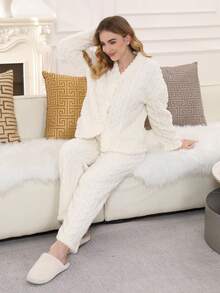 Elegancka biała pluszowa piżama – miękki i wygodny zestaw do spania dla kobiet, ubrania na jesień