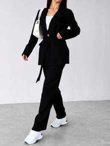 Conjunto set 3 piezas compuesto por  blazer blusa pantalón tejido vestir suave stretch estilo elegante  profesional corte clásico solapas un botón para cierre  cinturón permite ceñir la prenda a la cintura estiliza la figura  cinta para anudar top manga corta bajo recto pantalones corte recto look formal y sofisticado ambientes laborales  eventos que requieran un atuendo pulido día noche evento trabajo formal junta diario . - Negro - Ver 2