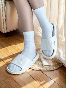 新款热销EVA男士拖鞋，轻便柔软，舒适透气，防滑鞋底设计，速干不臭脚，纯色款式休闲百搭，适合室内浴室淋浴和户外海滩，男女通用情侣凉鞋和拖鞋。